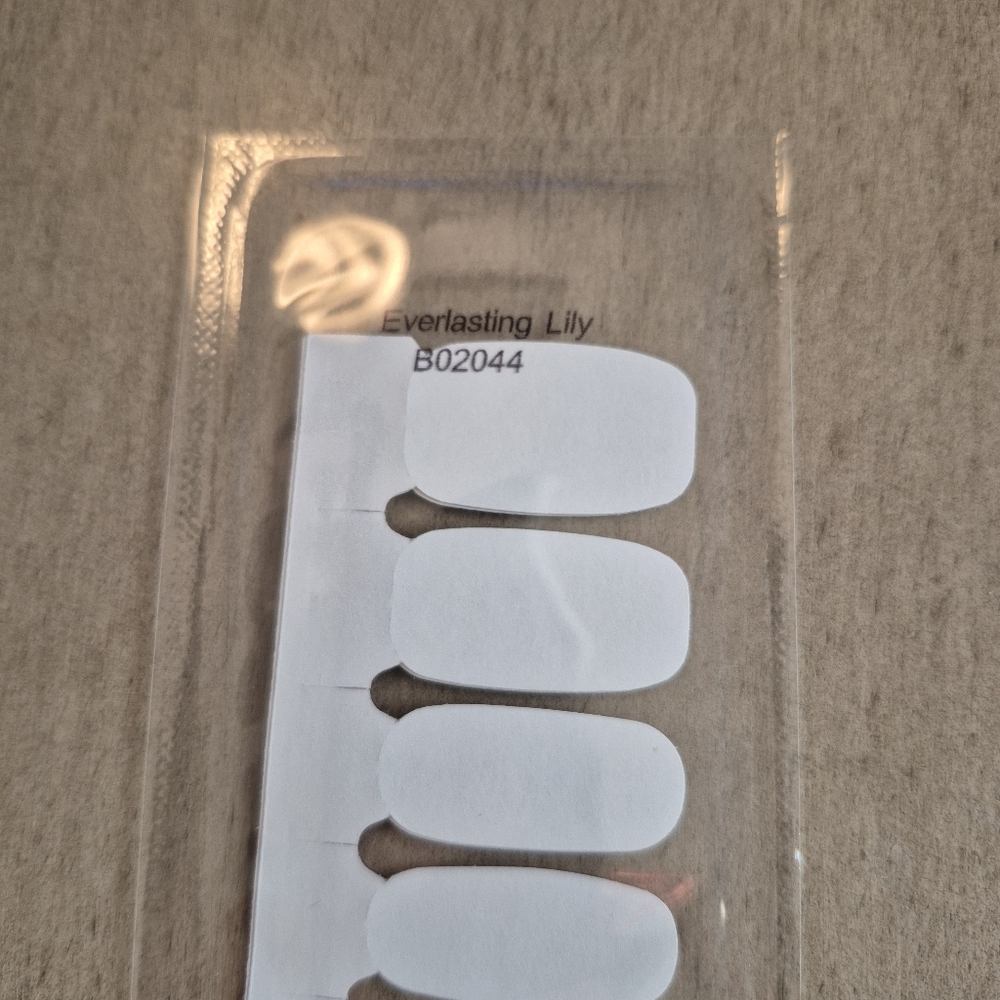 Color Street Nail Polish Strips - Everlasting Lily - Picture 5 of 6